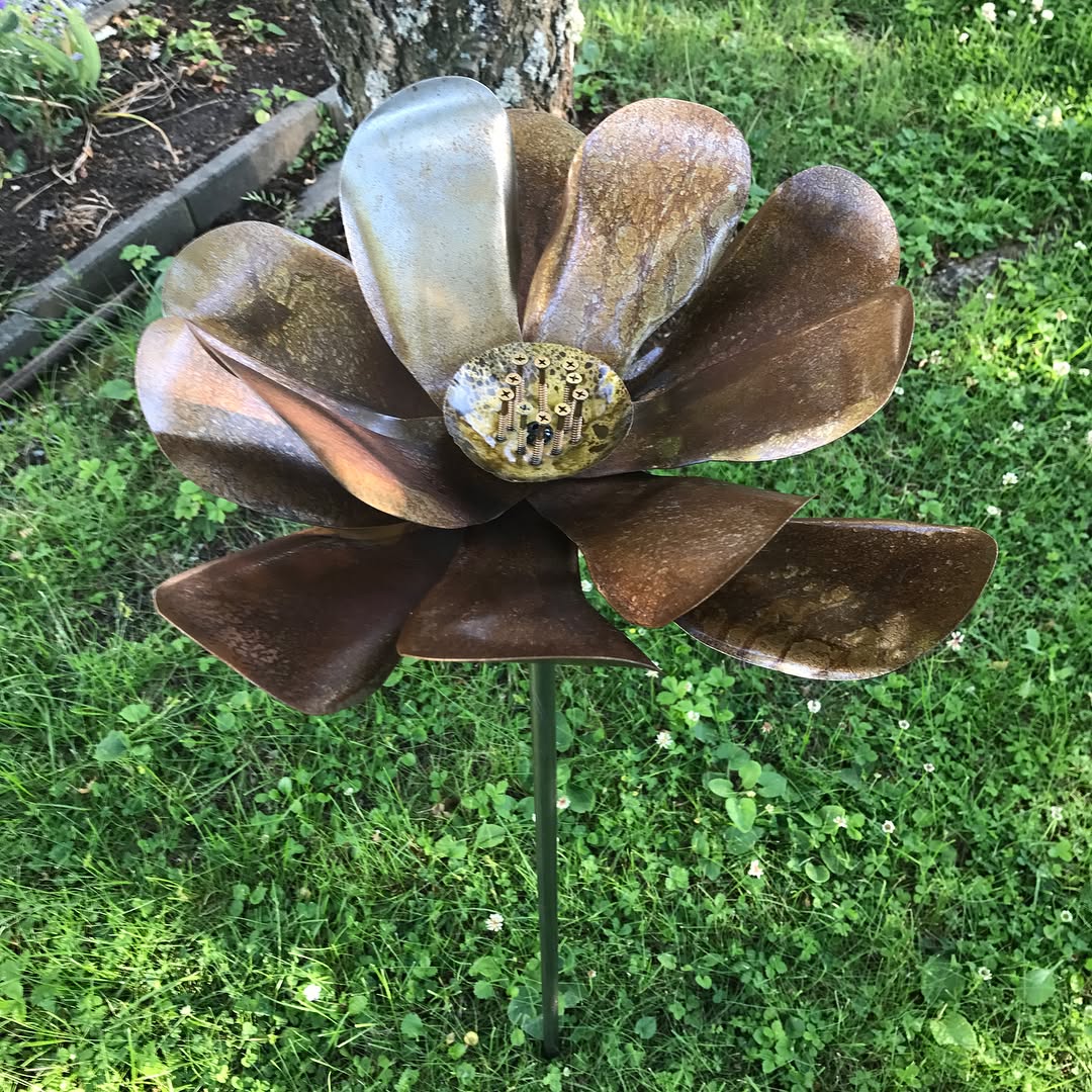 garden metal art sculpture placed outdoors